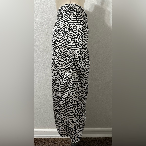 Black and ecru faux wrap skirt animal print. - Picture 3 of 6